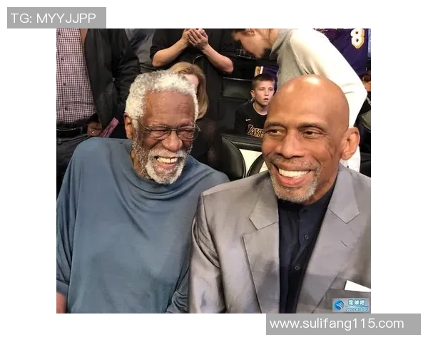 拳王阿里与足球明星同框合影展现体育传奇的辉煌瞬间